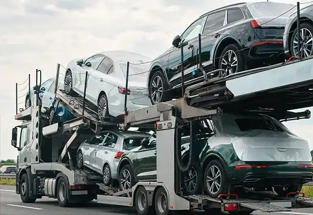 Двухъярусный автовоз с легковыми автомобилями
