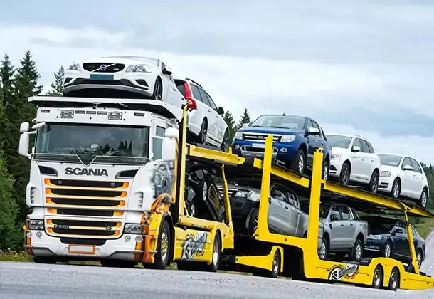 автовоз Scania с загруженными автомобилями: Онлайн заказ
